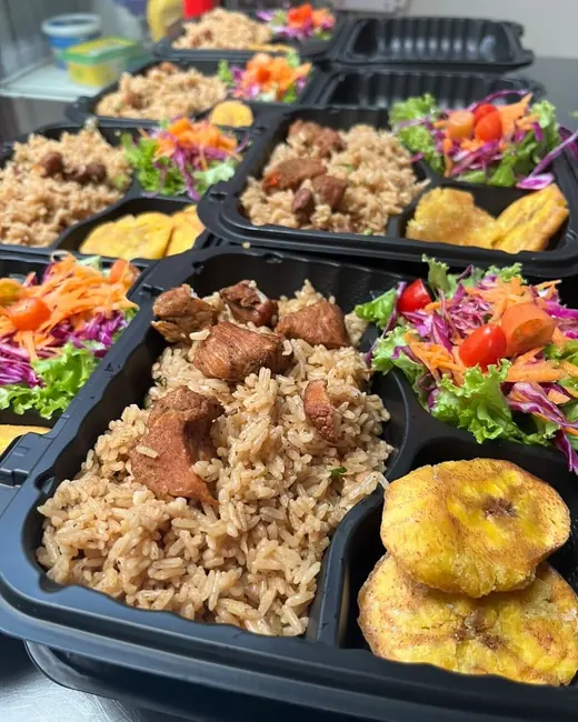 Arroz con carne, ensalada y tostones